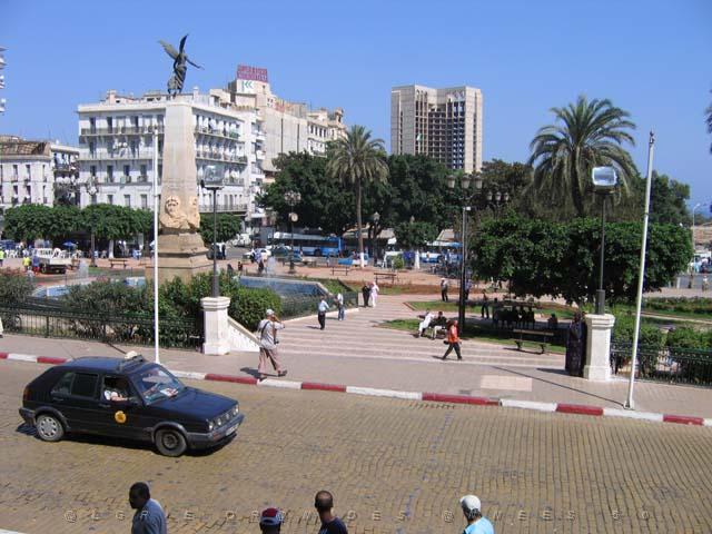 VOYAGE ORAN SEPTEMBRE 2006 15 10 sept. 06 - matin - PLACE D ARMES DEPUIS LA MAIRIE.JPG